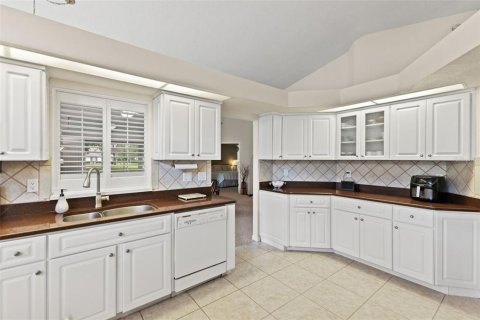 House in Weeki Wachee, Florida 3 bedrooms, 166.57 sq.m. № 2207673 - photo 18