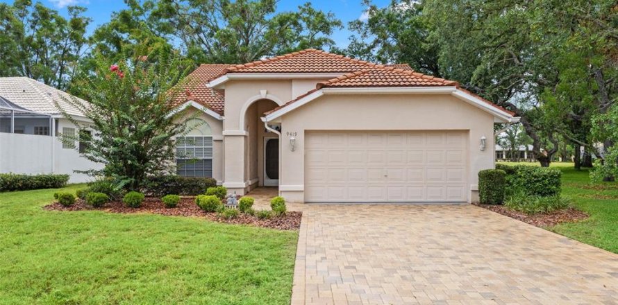 House in Weeki Wachee, Florida 3 bedrooms, 166.57 sq.m. № 2207673