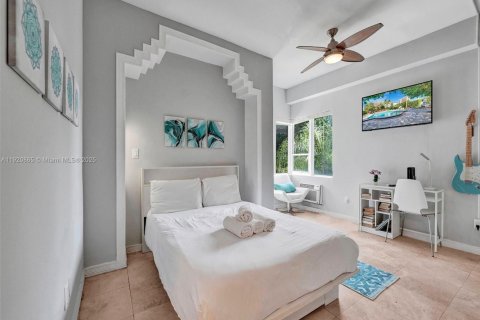 Condo in Miami Beach, Florida  № 2052819 - photo 2