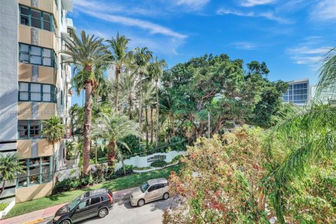 Condo in Miami Beach, Florida  № 2052819 - photo 16