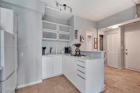 Condo in Miami Beach, Florida  № 2052819 - photo 10