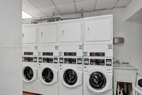 Condo in Miami Beach, Florida  № 2052819 - photo 21