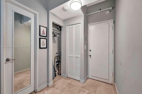 Condo in Miami Beach, Florida  № 2052819 - photo 15