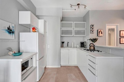 Condo in Miami Beach, Florida  № 2052819 - photo 8