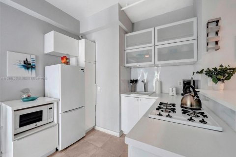 Condo in Miami Beach, Florida  № 2052819 - photo 9