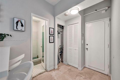 Condo in Miami Beach, Florida  № 2052819 - photo 14