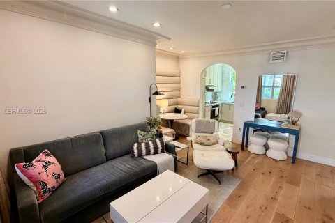 Снять в аренду кондоминиум в Майами-Бич, Флорида 1 спальня, 50.17м2, № 2058772 - фото 2