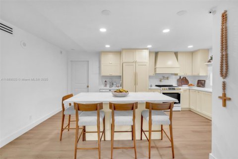 Снять в аренду кондоминиум в Санни-Айлс-Бич, Флорида 3 спальни, 114.27м2, № 1990976 - фото 2