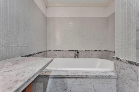 Condo in Miami Beach, Florida, 2 bedrooms  № 1695782 - photo 19