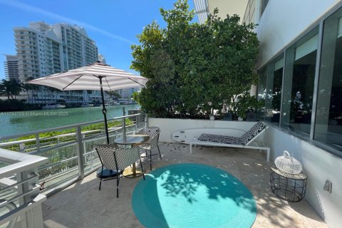 Condo in Miami Beach, Florida, 2 bedrooms  № 1695782 - photo 30