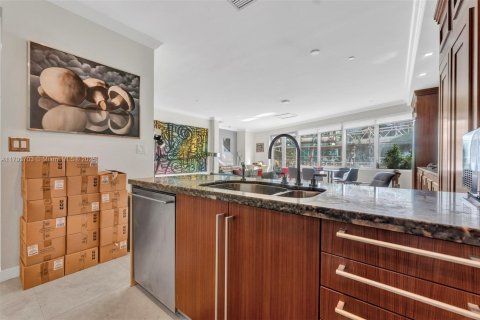 Condo in Miami Beach, Florida, 2 bedrooms  № 1695782 - photo 12
