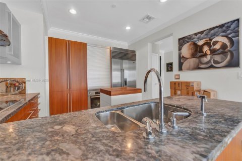 Condo in Miami Beach, Florida, 2 bedrooms  № 1695782 - photo 10