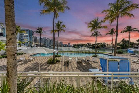 Condo in Miami Beach, Florida, 2 bedrooms  № 1695782 - photo 2