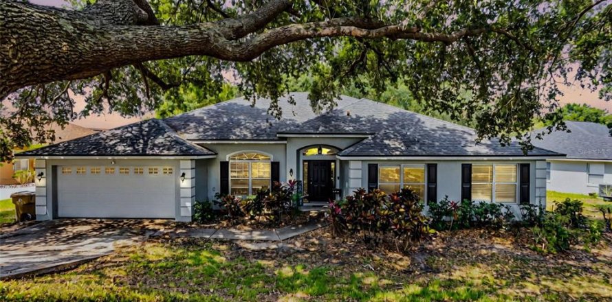 House in Clermont, Florida 4 bedrooms, 278.71 sq.m. № 1679013