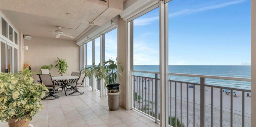 Condominio en Indian Rocks Beach, Florida, 2 dormitorios № 2239723