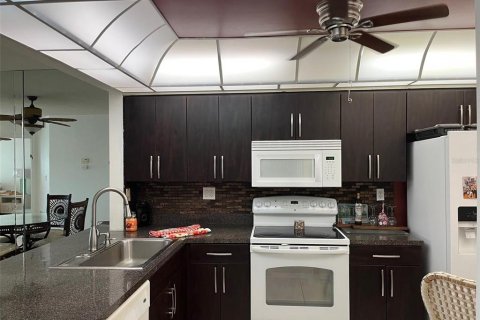 Condo in Punta Gorda, Florida, 2 bedrooms № 2142916 - photo 13