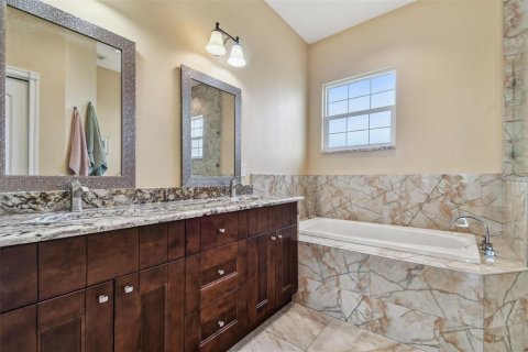 Casa en venta en Tampa, Florida, 4 dormitorios, 270.53 m2 № 1515472 - foto 22