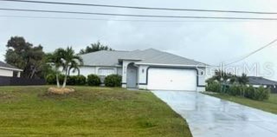 House in Cape Coral, Florida 3 bedrooms, 159.61 sq.m. № 2134294