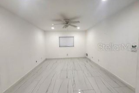 House in Cape Coral, Florida 3 bedrooms, 159.61 sq.m. № 2134294 - photo 13