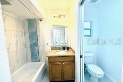 House in Cape Coral, Florida 3 bedrooms, 159.61 sq.m. № 2134294 - photo 19