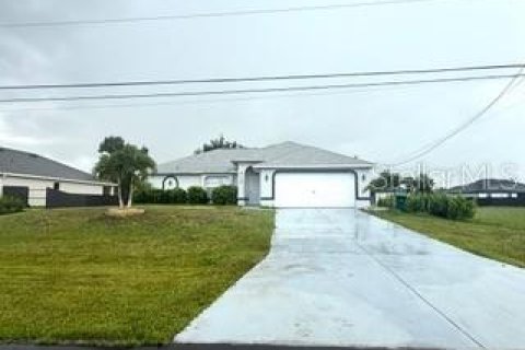 House in Cape Coral, Florida 3 bedrooms, 159.61 sq.m. № 2134294 - photo 2