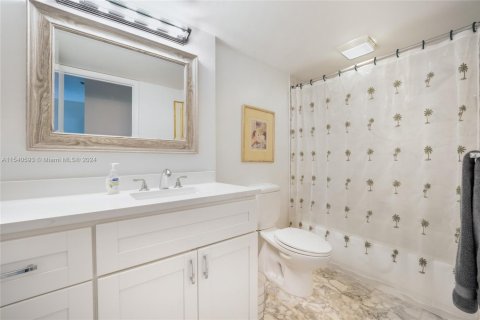 Condo in Miami Beach, Florida, 2 bedrooms № 1958419 - photo 14