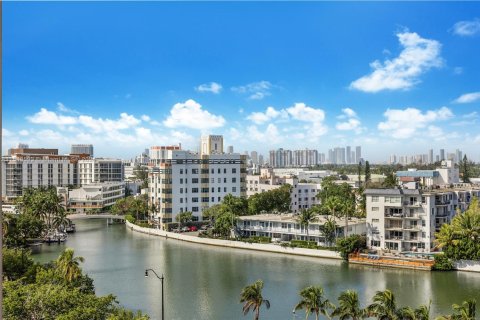 Condo in Miami Beach, Florida, 2 bedrooms № 1958419 - photo 16