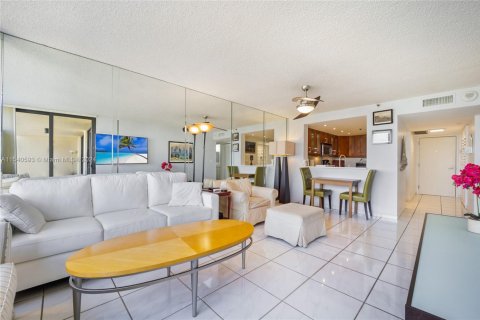 Condo in Miami Beach, Florida, 2 bedrooms № 1958419 - photo 6