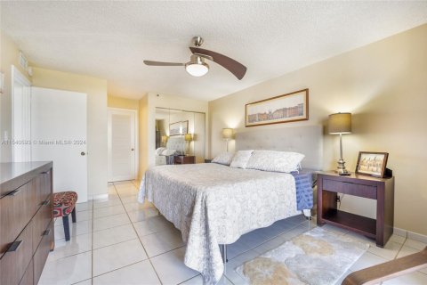 Condo in Miami Beach, Florida, 2 bedrooms № 1958419 - photo 10