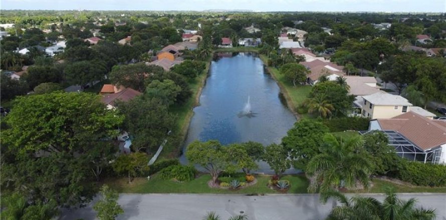 House in Coral Springs, Florida 4 bedrooms, 229.38 sq.m. № 1209271