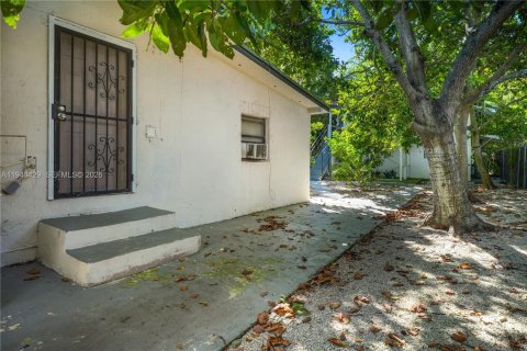 Commercial property in Miami, Florida № 1998490 - photo 9