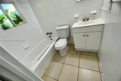 Commercial property in Miami, Florida № 1998490 - photo 14