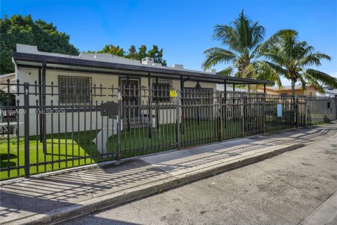 Commercial property in Miami, Florida № 1998490 - photo 4