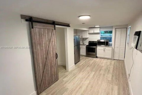 Commercial property in Miami, Florida № 1998490 - photo 11