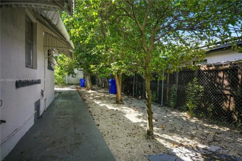 Commercial property in Miami, Florida № 1998490 - photo 21