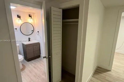 Commercial property in Miami, Florida № 1998490 - photo 12