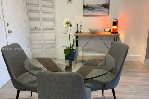 Condo in Miami, Florida, 1 bedroom  № 2179216 - photo 4