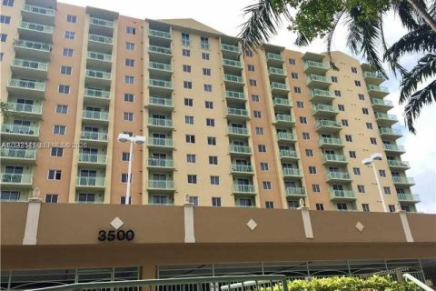 Condo in Miami, Florida, 1 bedroom  № 2179216