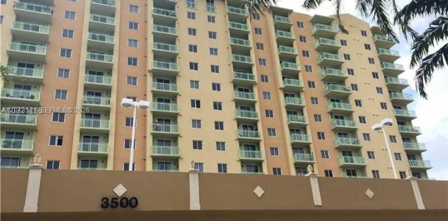 Condo in Miami, Florida, 1 bedroom  № 2179216