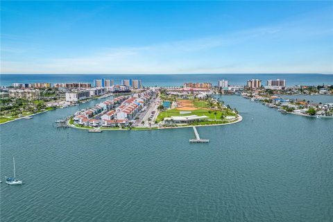 Condo in Saint Petersburg, Florida, 2 bedrooms  № 1845387 - photo 1