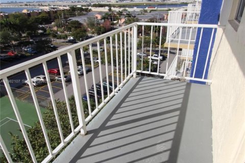 Condominio en alquiler en Miami, Florida, 1 dormitorio, 55.56 m2 № 2048034 - foto 6