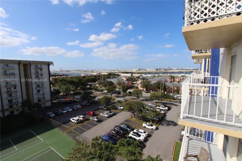 Condominio en alquiler en Miami, Florida, 1 dormitorio, 55.56 m2 № 2048034 - foto 7