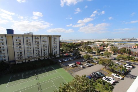 Condominio en alquiler en Miami, Florida, 1 dormitorio, 55.56 m2 № 2048034 - foto 8
