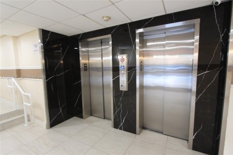 Condominio en alquiler en Miami, Florida, 1 dormitorio, 55.56 m2 № 2048034 - foto 14