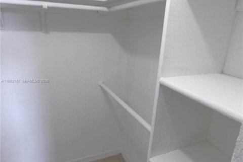 Condominio en alquiler en Miami, Florida, 1 dormitorio, 55.56 m2 № 2048034 - foto 11