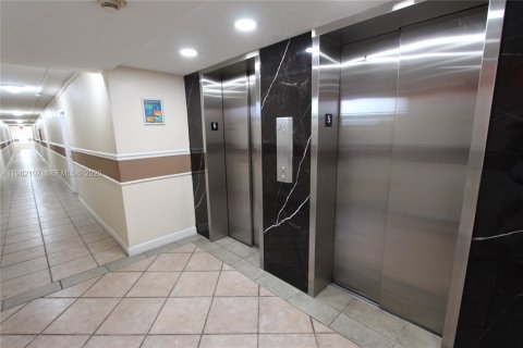 Condominio en alquiler en Miami, Florida, 1 dormitorio, 55.56 m2 № 2048034 - foto 13