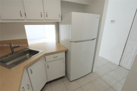 Condominio en alquiler en Miami, Florida, 1 dormitorio, 55.56 m2 № 2048034 - foto 3