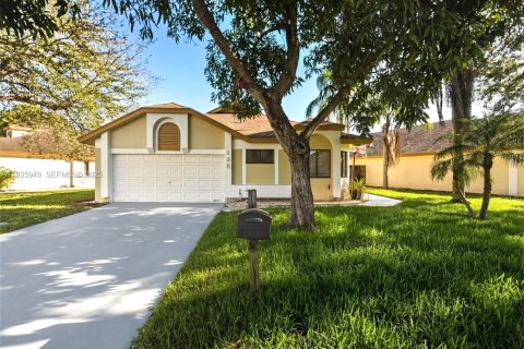 House in North Lauderdale, Florida 3 bedrooms, 133.41 sq.m. № 1994010 - photo 1