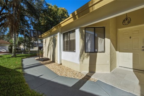 House in North Lauderdale, Florida 3 bedrooms, 133.41 sq.m. № 1994010 - photo 6