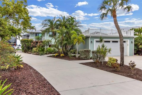 House in Ellenton, Florida 5 bedrooms, 397.81 sq.m. № 2208958 - photo 5